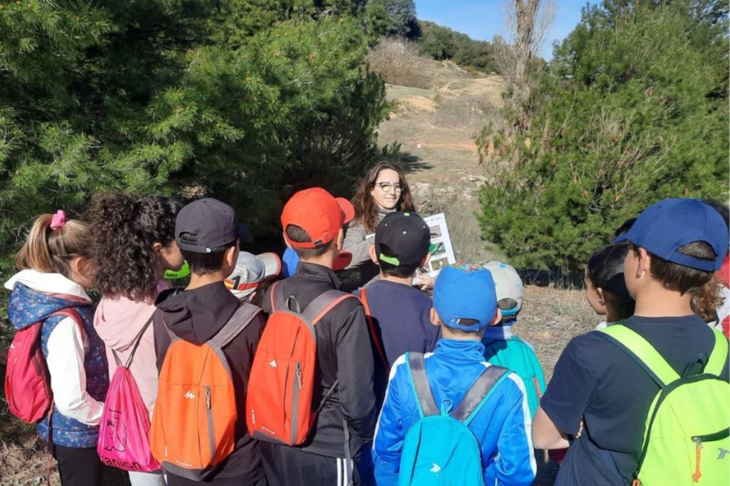 Alumnos de una escuela local descubriendo la avifauna del Área Esteparía del Este de Albacete